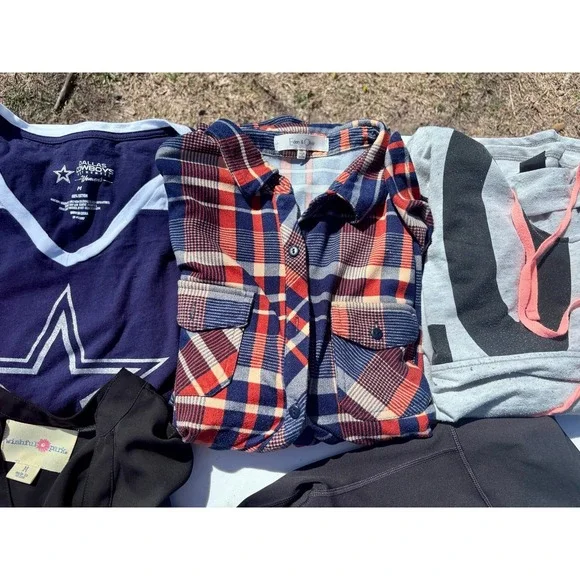 Lot of women's Medium T-shirts, button downs, hoodies, tank top & leggings - Picture 6 of 12